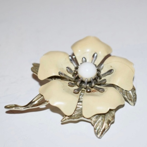 Sarah Coventry Jewelry - Vintage Sarah Coventry enameled flower Brooch